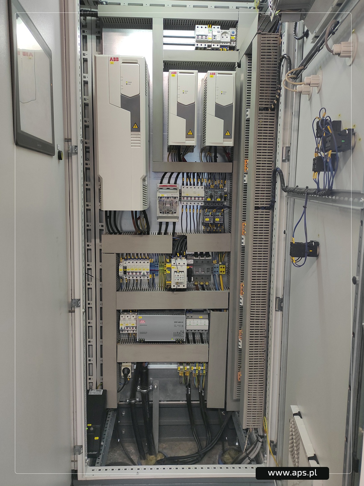 Szafa sterownicza z falownikami ABB sprefabrykowana przez APS
