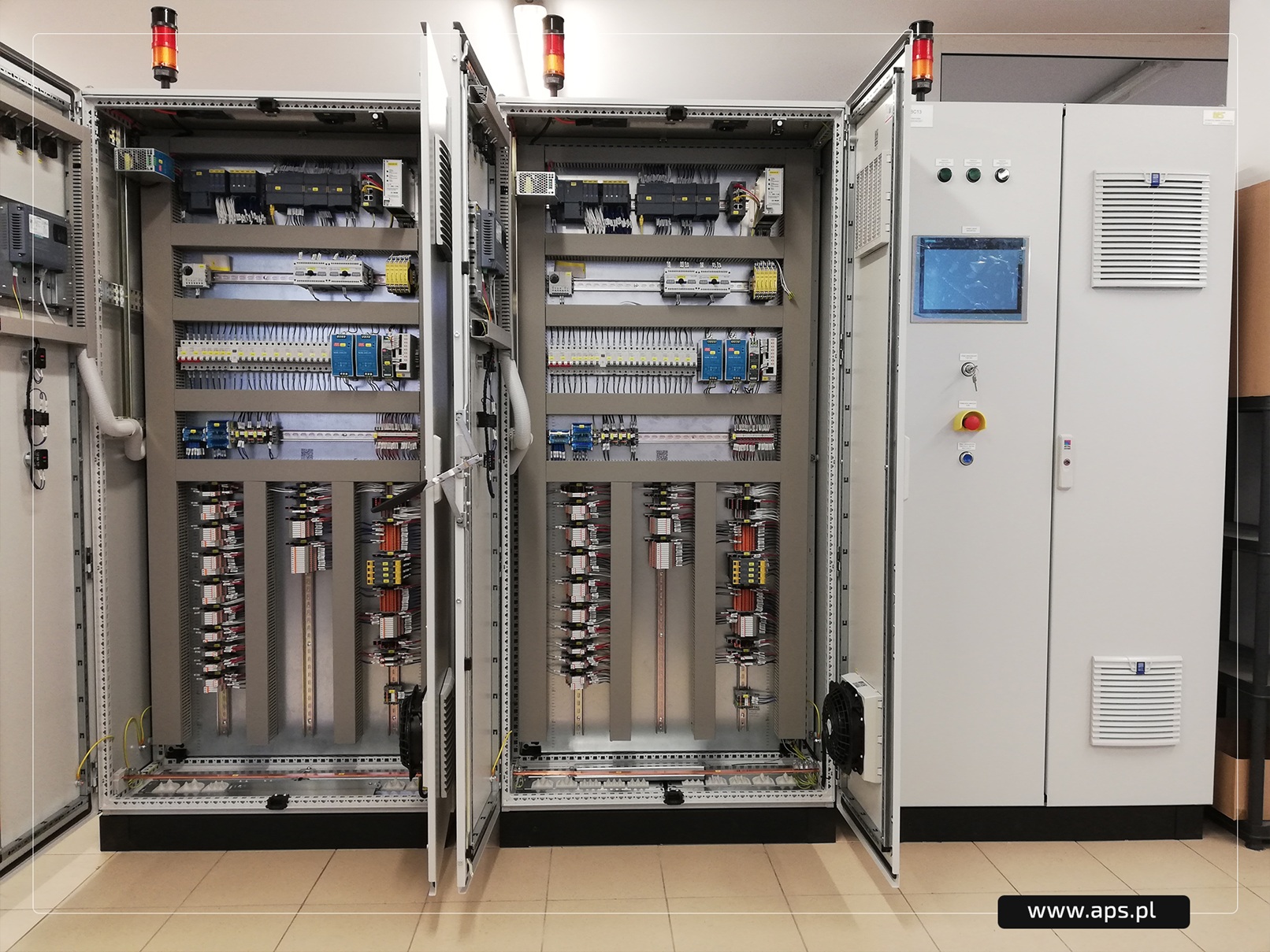 szafa zasilająco sterownicza wykonana przez APS
