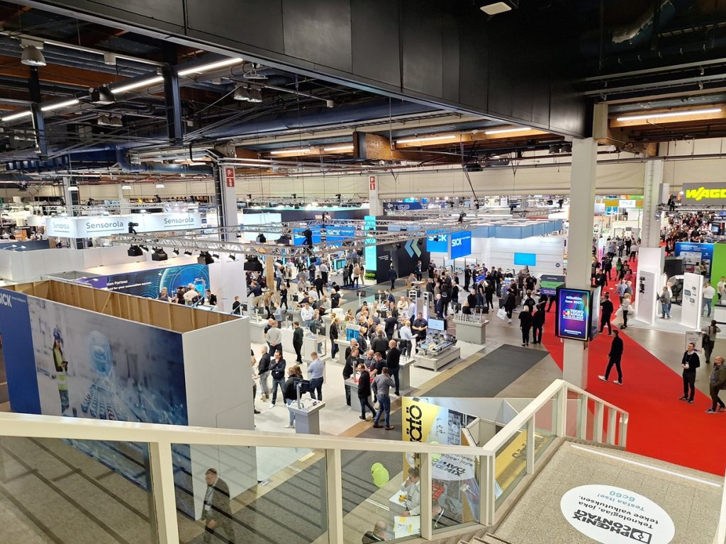 Widok na halę targową ze stoiskami wystawców podczas targów Teknologia 25 w Helsinkach