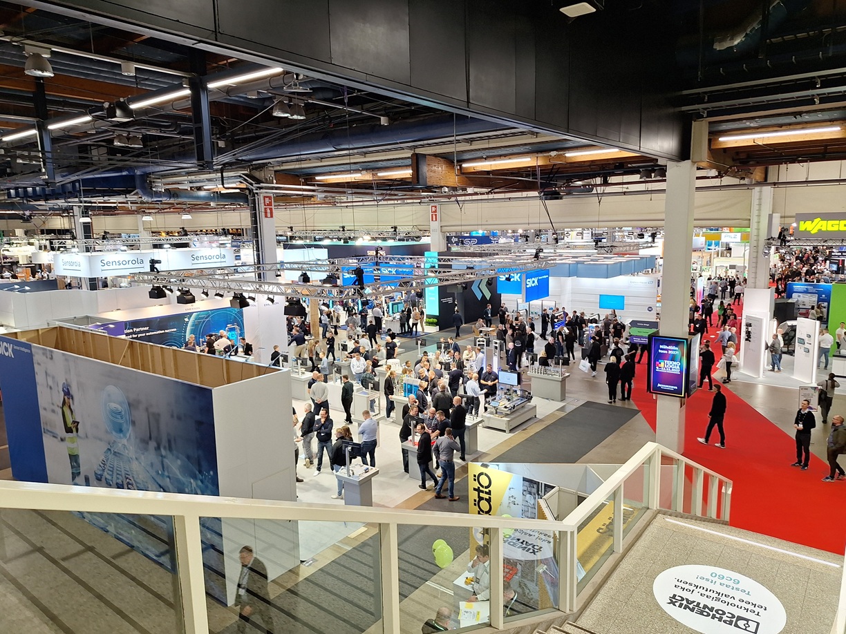 Widok na halę targową ze stoiskami wystawców podczas targów Teknologia 25 w Helsinkach